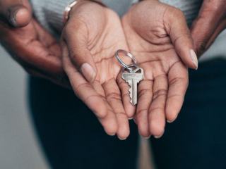 Trousseau de clés posé sur un contrat de location saisonnière et un état des lieux