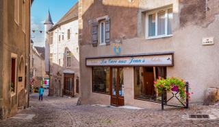Maison vigneronne en pierre au milieu des vignes de la Côte-d'Or